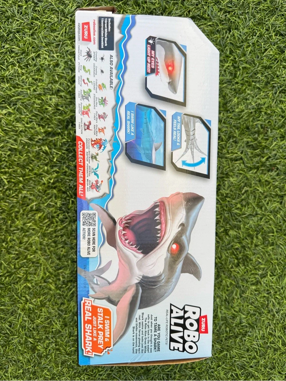 Robo Alive Great White Shark Series 1 by Zuru, Battery-Powered Robotic Light up